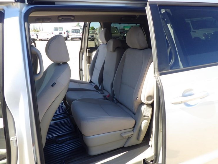 2016-kia-sedona-image-7