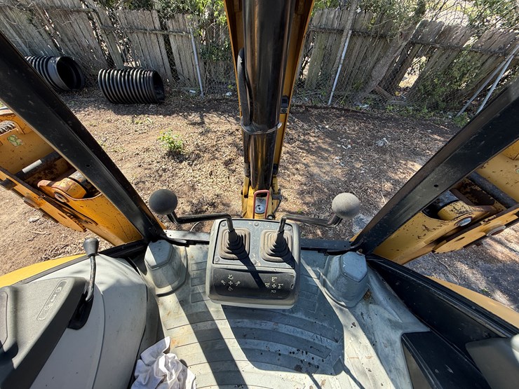 2015-caterpillar-416f-image-18