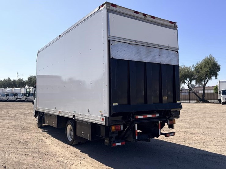 2015-isuzu-nrr-image-4