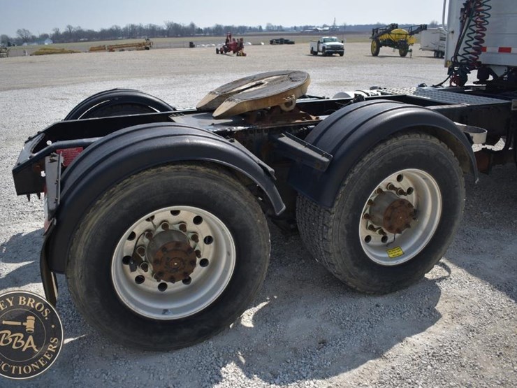 2015-volvo-vnm64t200-image-14