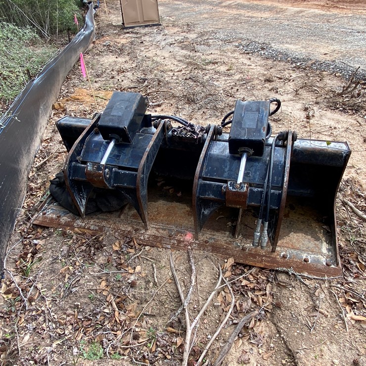 #4004 • Caterpillar Grapple Bucket for Skid Steer