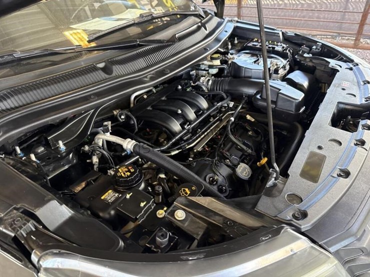 2016-ford-explorer-image-13