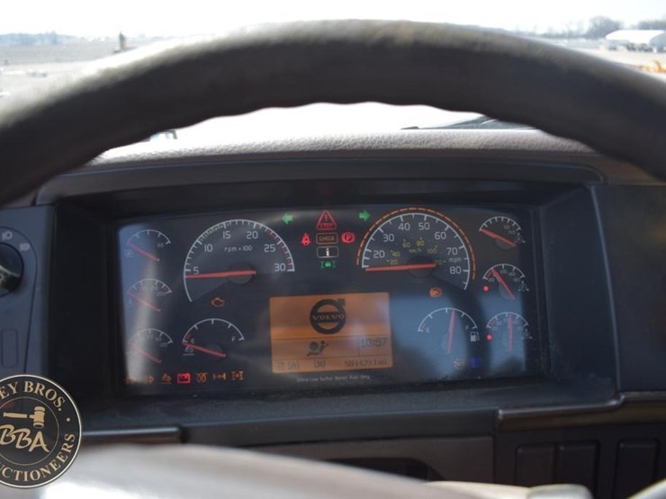 2015-volvo-vnm64t200-image-28