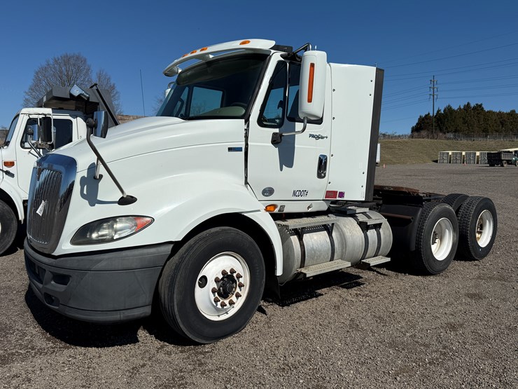 #3-•-2013-international-tandem-axle-road-tractor-image-1