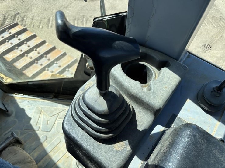 2002-caterpillar-d3g-image-32