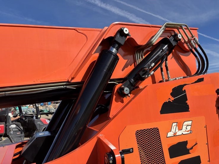2016-jlg-8042-image-37