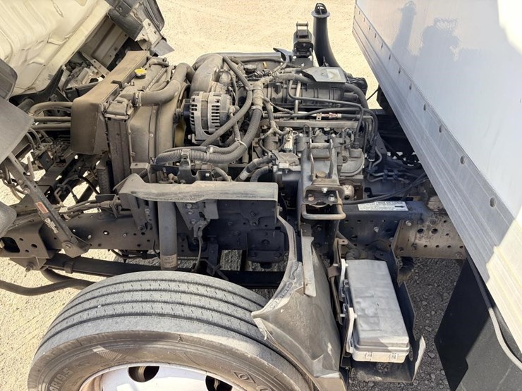 2015-isuzu-npr-image-11