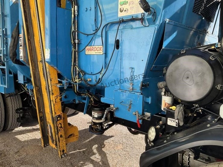 2018-peterbilt-520-image-15