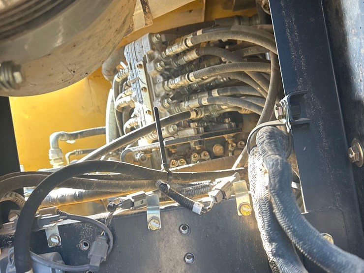 2015-deere-210g-lc-image-39