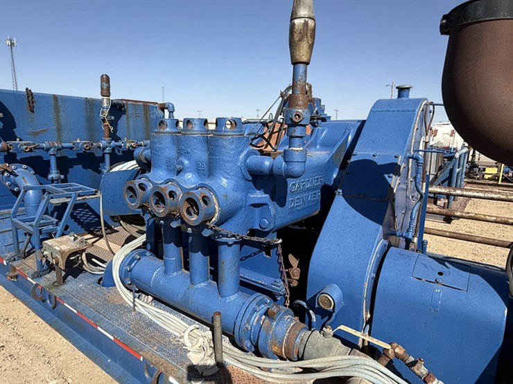 gardner-denver-pa8y-10k-wp-triplex-wel-service-pump-p/b-caterpillar-3408dita-mtd-on-1998-atoka-3-axl-image-10