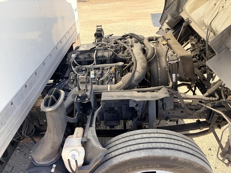 2015-isuzu-npr-image-12