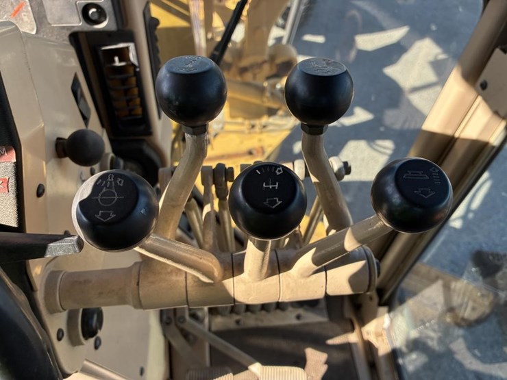 2005-caterpillar-143h-image-26