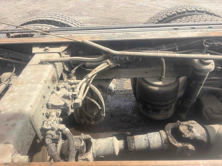 2004-peterbilt-385-image-16