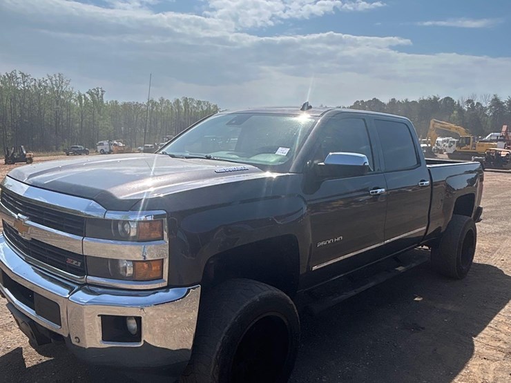 2015-chevrolet-silverado-ltz-2500hd-4x4-crew-cab-pick-up-truck-image-2