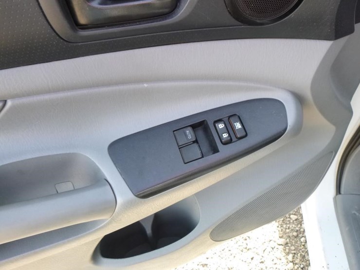 2013-toyota-tacoma-image-17