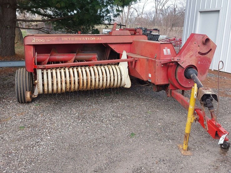 ih-435-square-baler-image-1