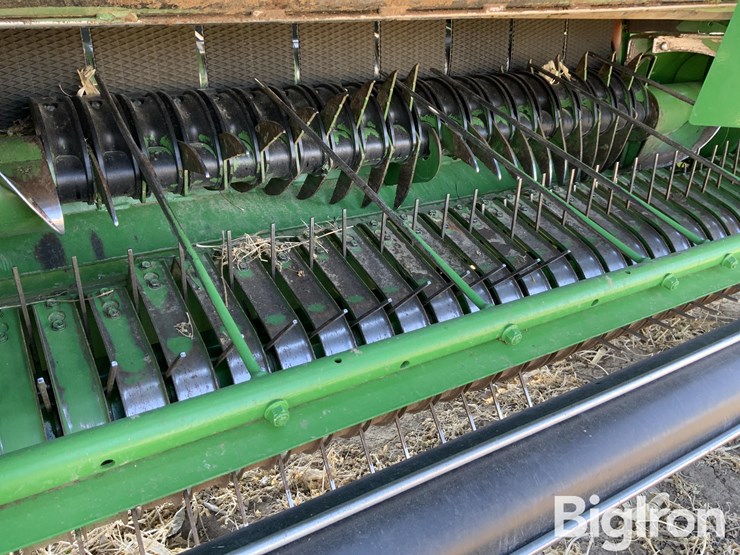 2021-john-deere-560m-image-11