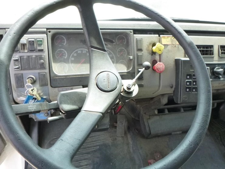 2001-freightliner-fl70-image-10