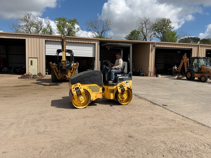 #2610-•-2006-mag-bw120ad-4-pneumatic-roller-image-1