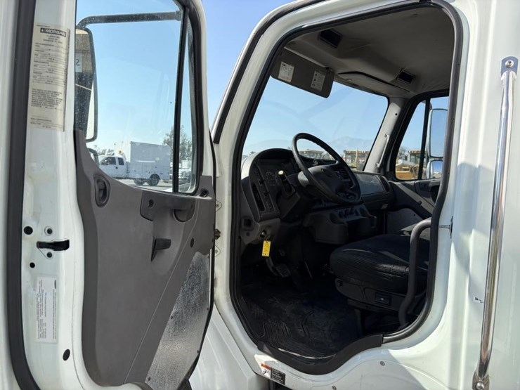 2018-freightliner-m2-106-image-12