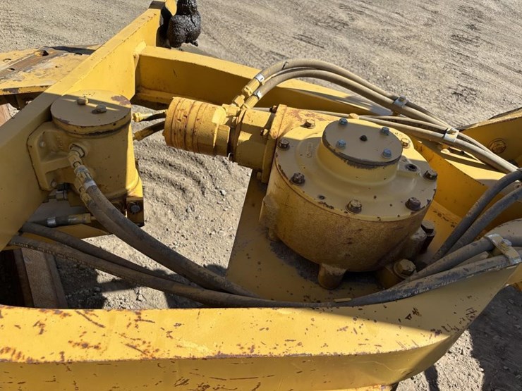 2006-caterpillar-143h-image-26