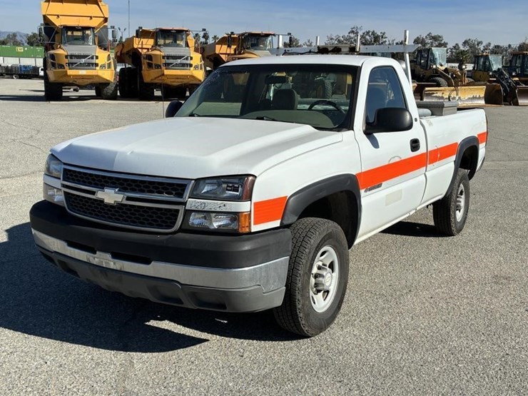 2005-chevrolet-silverado-2500-image-1
