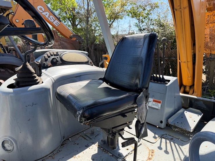 2001-case-580m-image-12