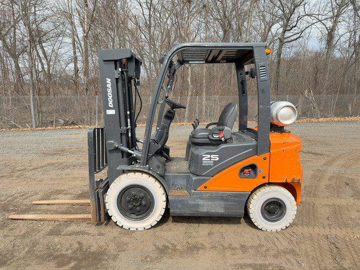doosan-g25p-7-forklift-image-2