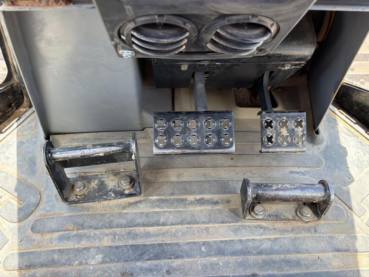 2002-caterpillar-d3g-image-34