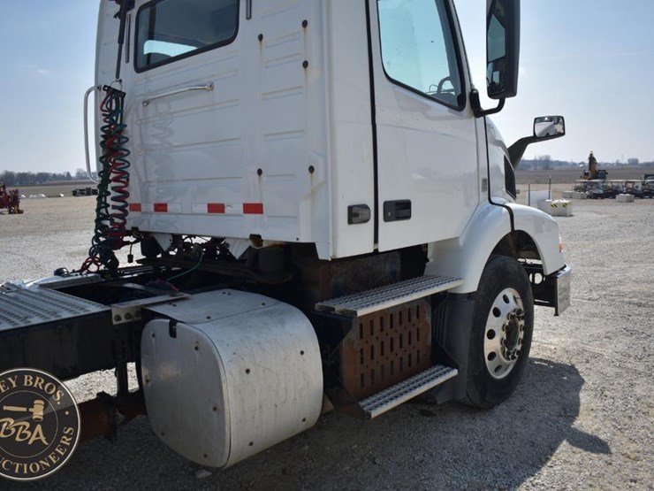 2015-volvo-vnm64t200-image-15