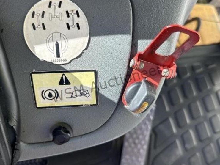 new-holland-lb115-image-46