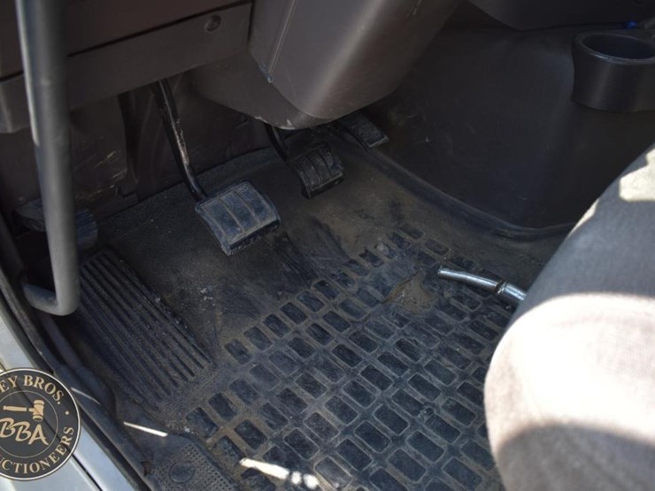 2015-volvo-vnm64t200-image-19