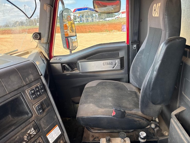 2015-caterpillar-ct660l-image-28