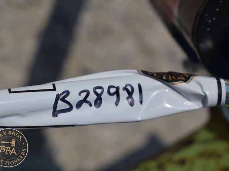 2015-volvo-vnm64t200-image-42