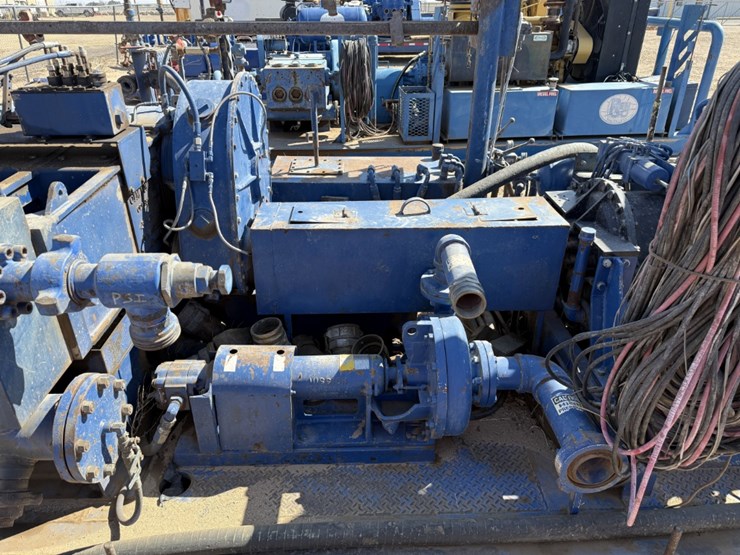 ofm-10k-wp-triplex-well-service-pump-p/b-detroit-series-60-14l-665-hp,-skidded-image-9