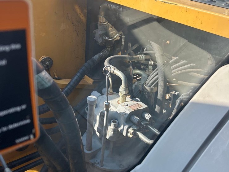 2015-deere-210g-lc-image-50