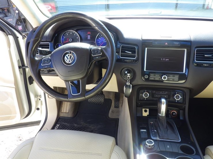 2012-volkswagen-touareg-image-9