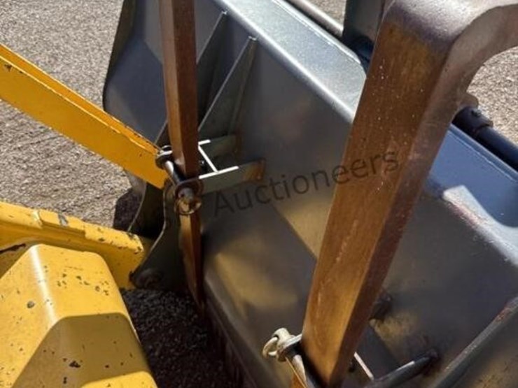 new-holland-lb115-image-28