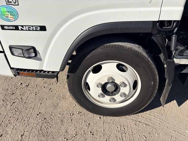 2023-isuzu-nrr-image-11