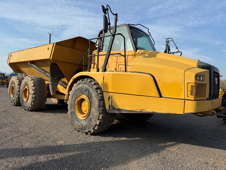 caterpillar-745-image-1