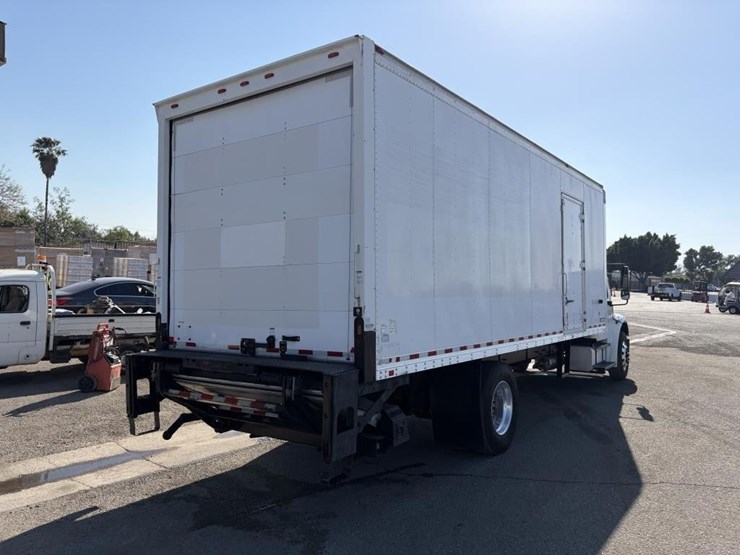 2018-freightliner-m2-106-image-3