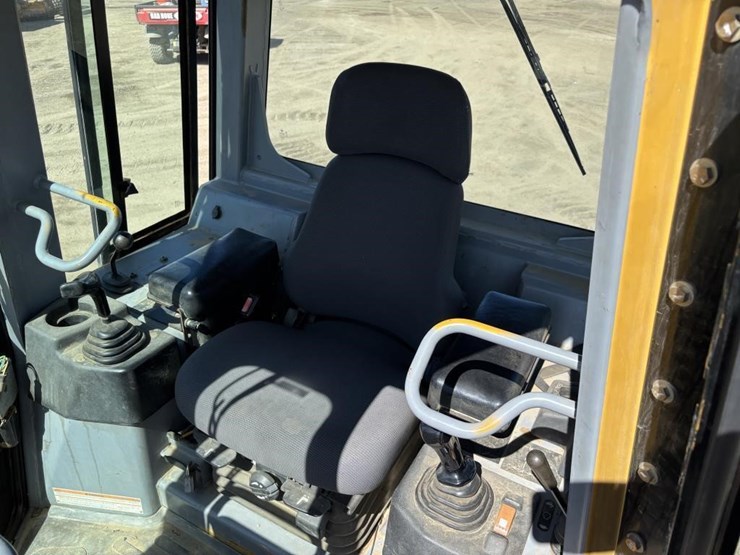 2002-caterpillar-d3g-image-25