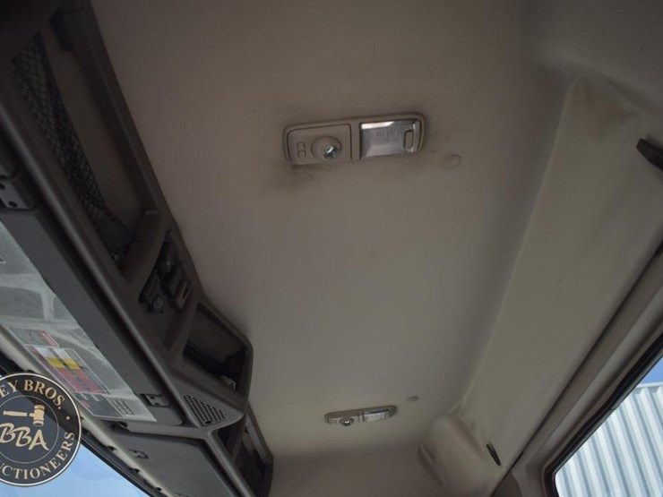 2015-volvo-vnm64t200-image-21