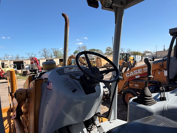 2001-case-580m-image-15