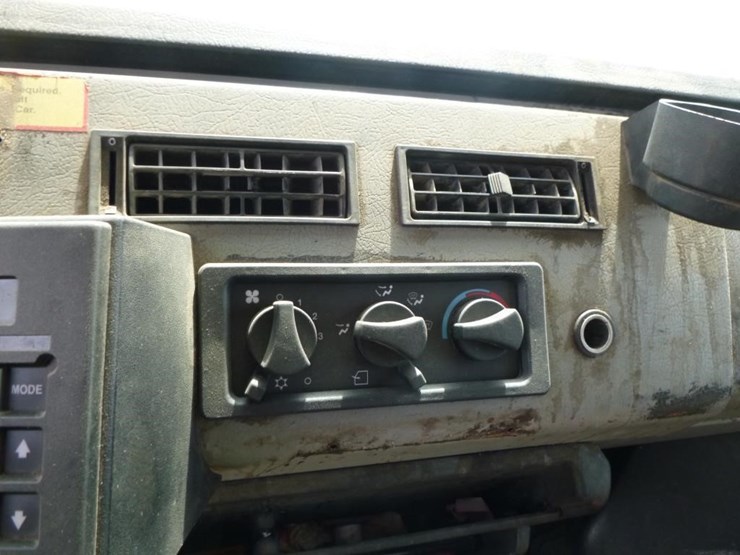 2001-freightliner-fl70-image-14