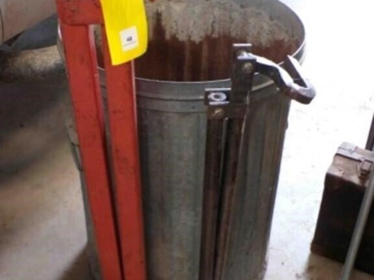 2-t-post-pullers-&-trash-can-image-1