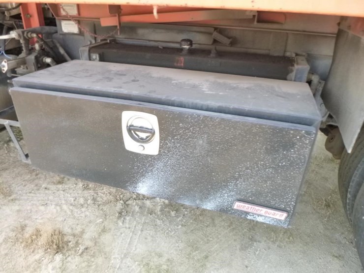 2001-freightliner-fl70-image-29