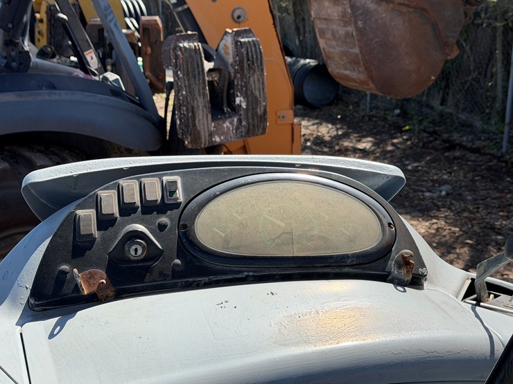 2001-case-580m-image-14