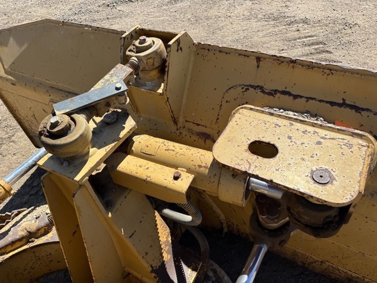 2002-caterpillar-d3g-image-13