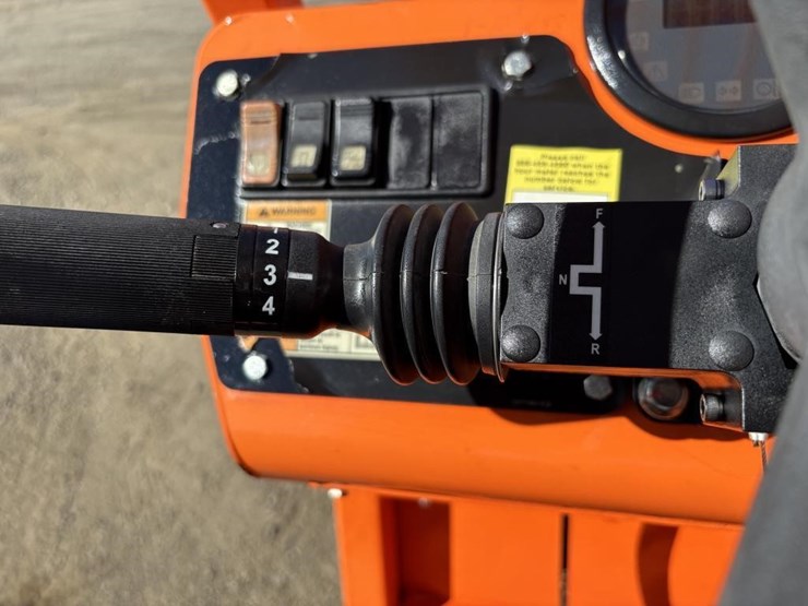 2016-jlg-8042-image-27